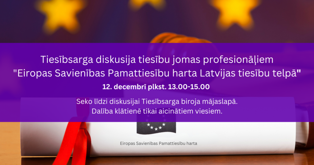 Attēls ar tekstu uz tā. Attēlā redzama sarullēta papīra loksne ar Eiropas Savienības karogu un uzrakstu "Eiropas Savienības Pamattiesību harta". Ap to aptīta sarkanas krāsas lenta. Fonā (violetas krāsas) redzama uz galda novietota grāmata ar tiesas āmuriņu uz tās.