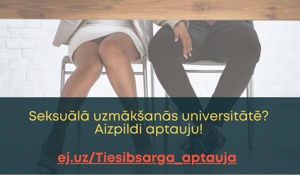 Divi krēsli uz viena no tiem sēž sieviete lietišķā svārku kostīmā, uz otra krēsla sēž vīrietis, sieviete uzlikusi vienu roku uz vīrieša ceļgala. Tekstā: Seksuālā uzmākšanās universitāt;e? Aipildi aptauju ej.uz/Tiesibsarga_aptauja